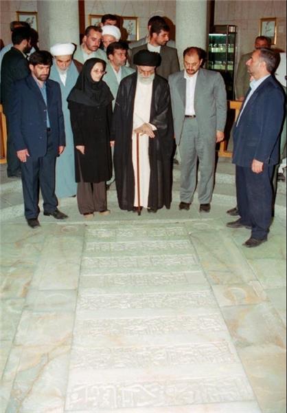 پیشنهاد آیت‌الله العظمی خامنه‌ای برای ترجمه یک کتاب+تصاویر بازدید از مقبره بوعلی سینا