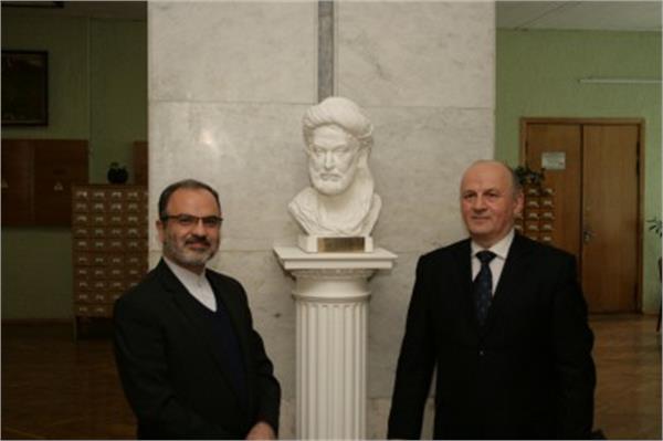 اهدای مجسمه ابن‌سینا به دانشگاه پزشکی مینسک