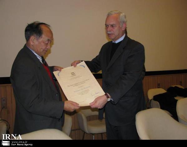جایزه ابن سینا برای اخلاق در علم به دانشمند چینی اهدا شد