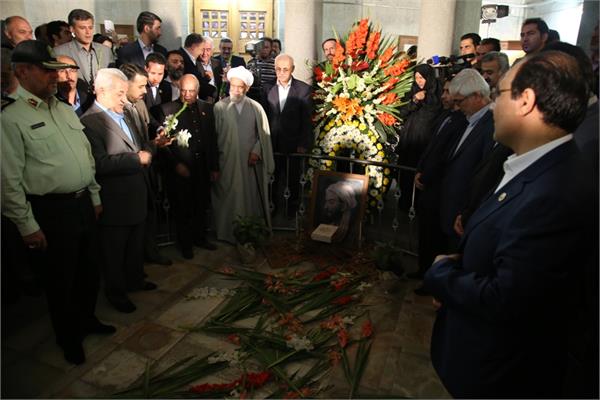 گلباران آرامگاه بوعلی‌سینا در هزارمین سال ورود به همدان