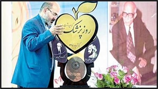 پزشکان نیکوکار، نشان دکتر حکیم‌زاده دریافت می‌کنند