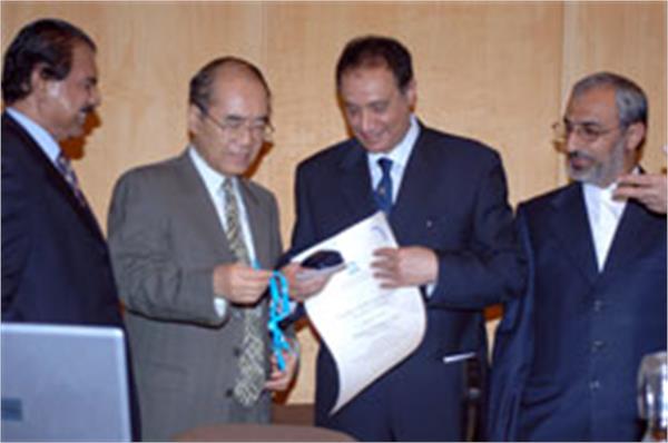 The Second Avicenna prize to Professor Abdallah Daar (Sultanate of Oman)/ 2005